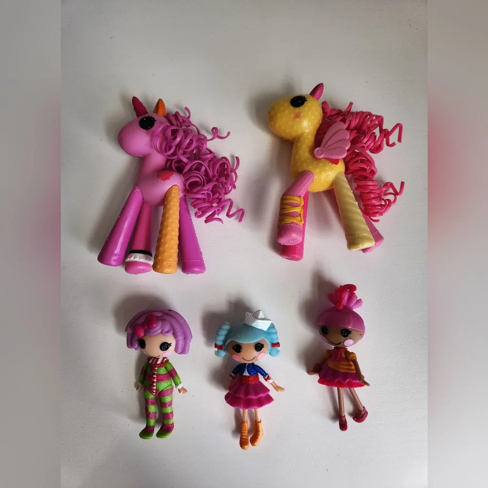 3 Lalaloopsy Mini Dolls and 2 Horses ๐ Scone Featherbed Macedamia Marina Sahara - Picture 2 of 15